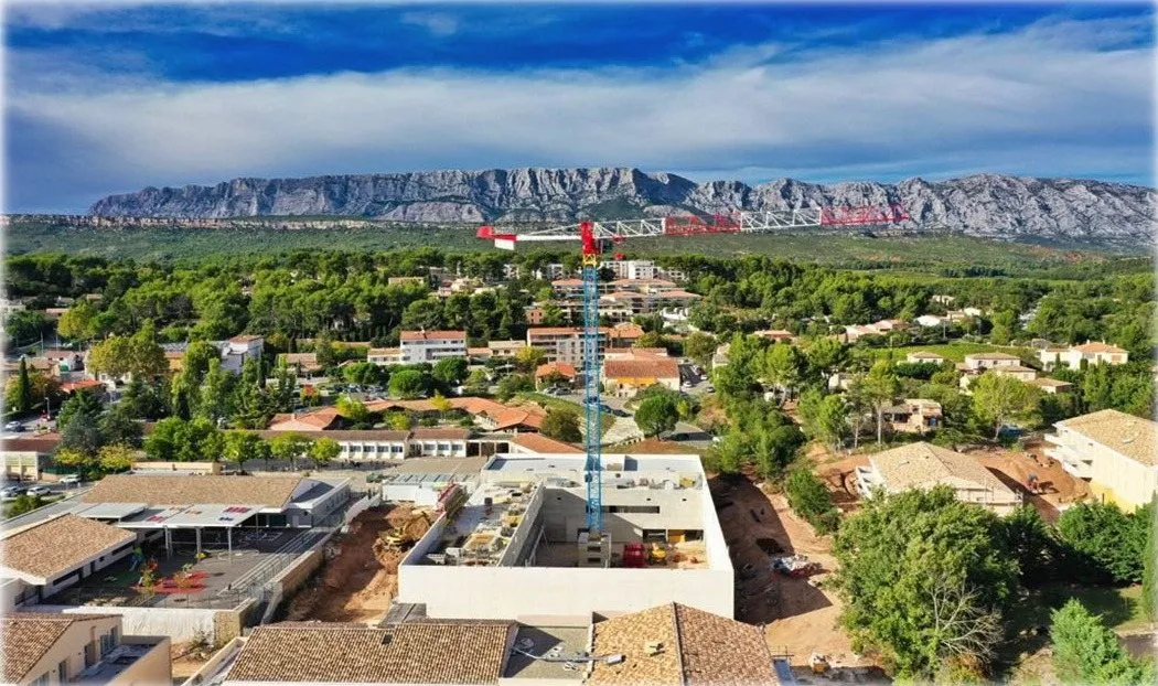 Chantier de construction vu du ciel, grue et Sainte-Victoire