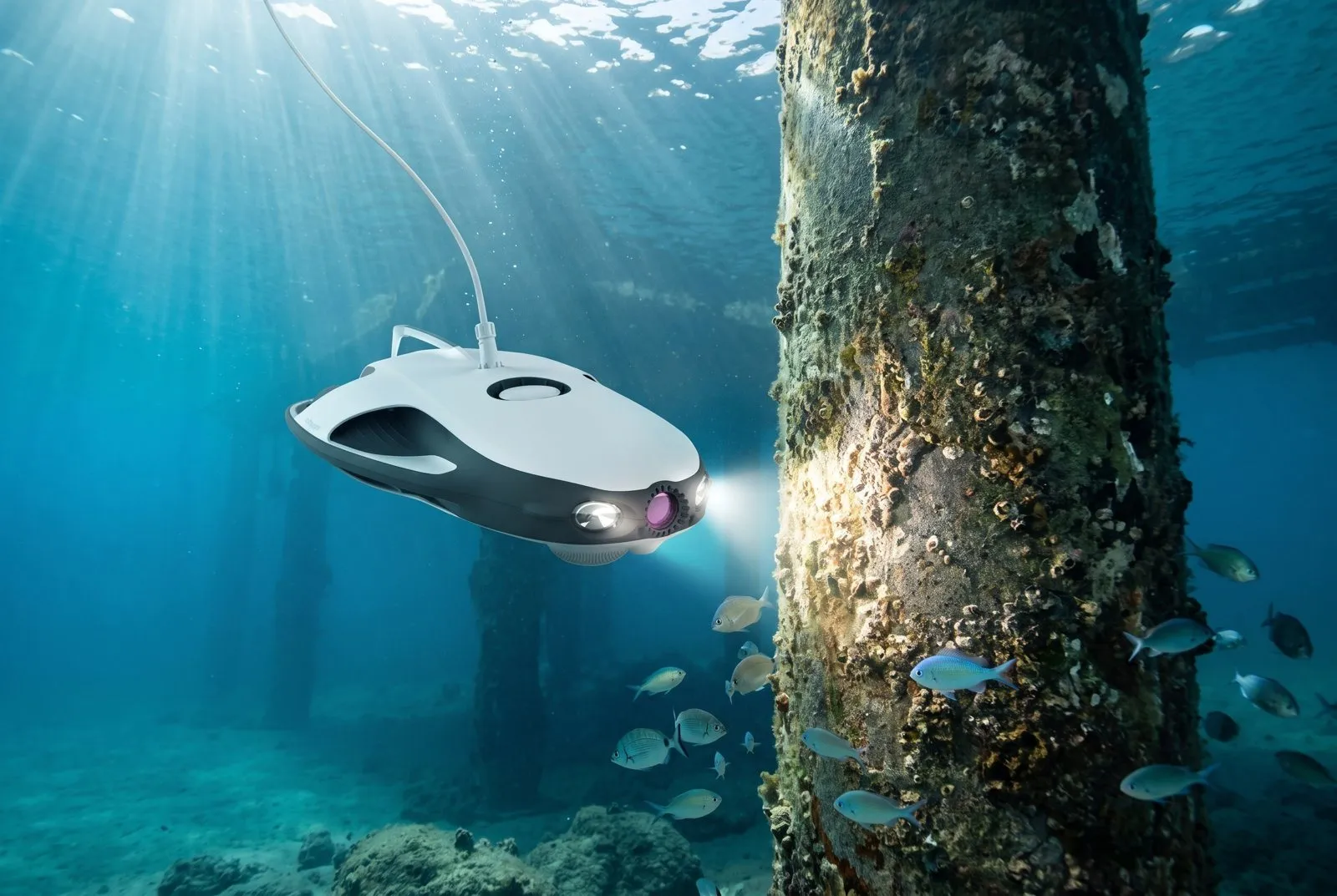Drone sous-marin inspectant un pilier immergé