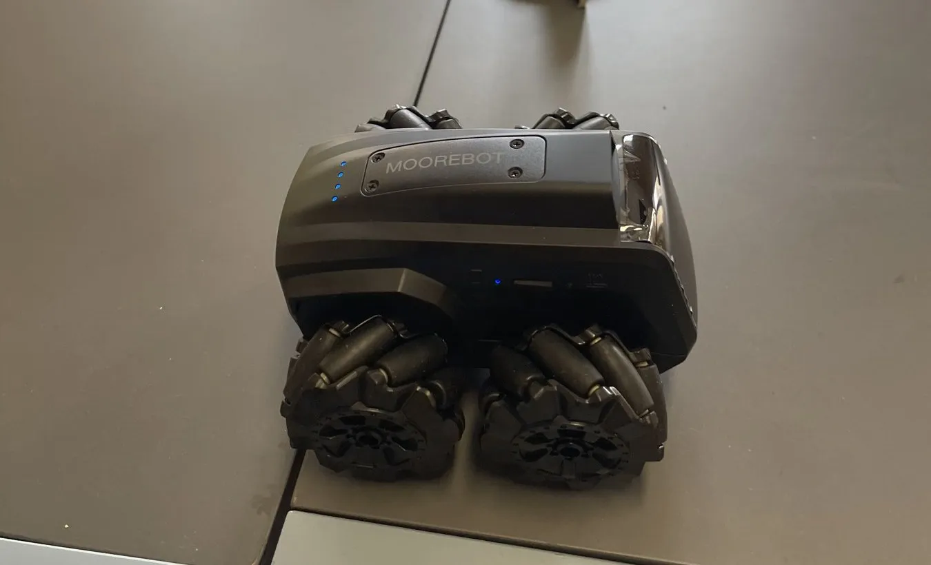 Robot terrestre d'inspection à roues omnidirectionnelles