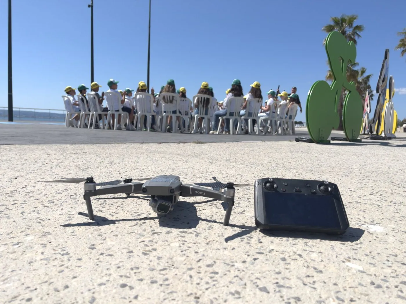 Drone posé sur la plage devant un groupe en séminaire
