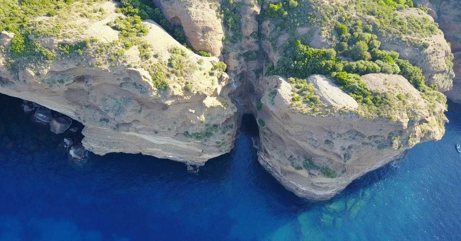 Calanques vues du ciel par drone