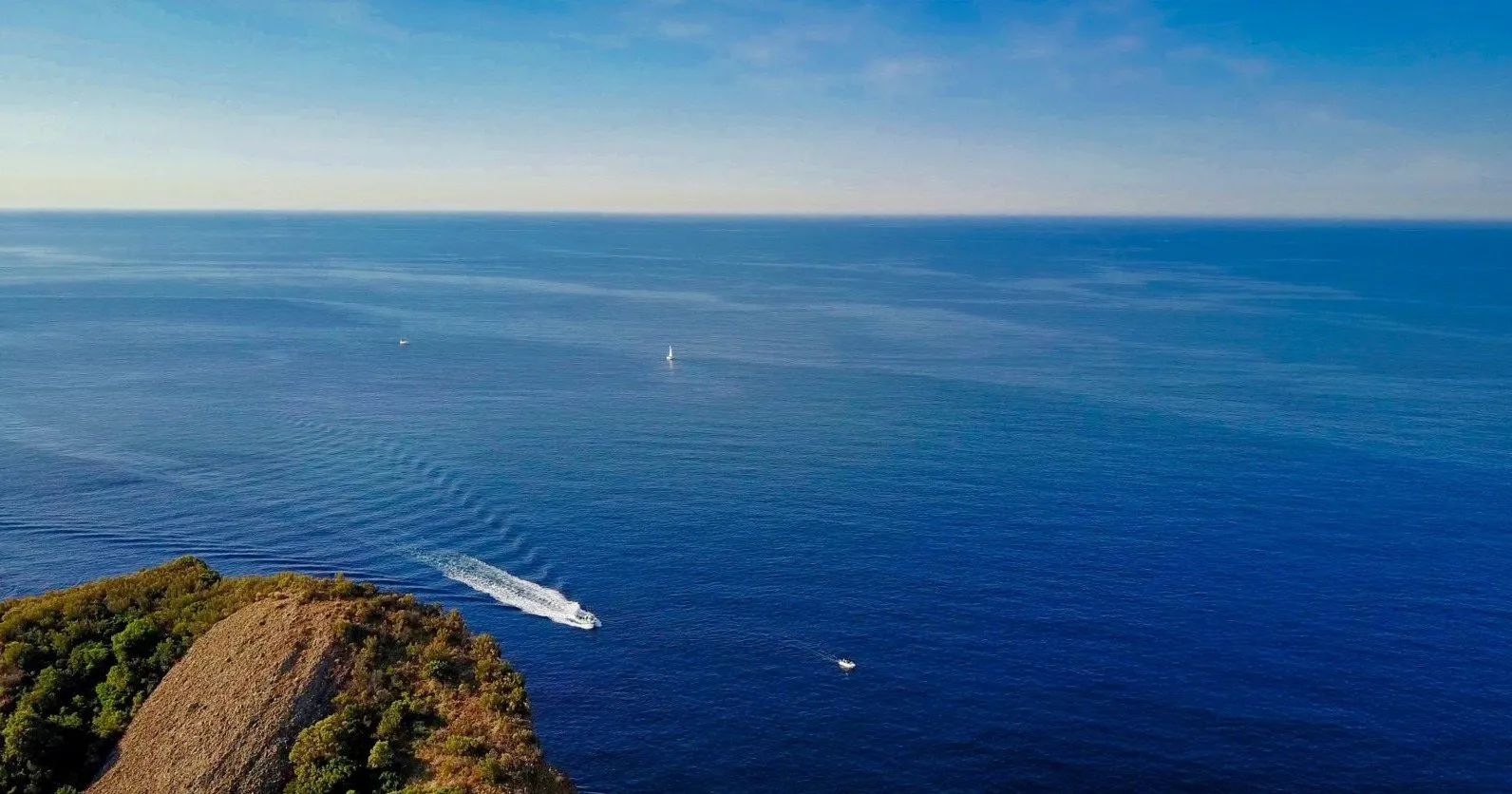 Littoral méditerranéen vu du ciel, bateau en mer