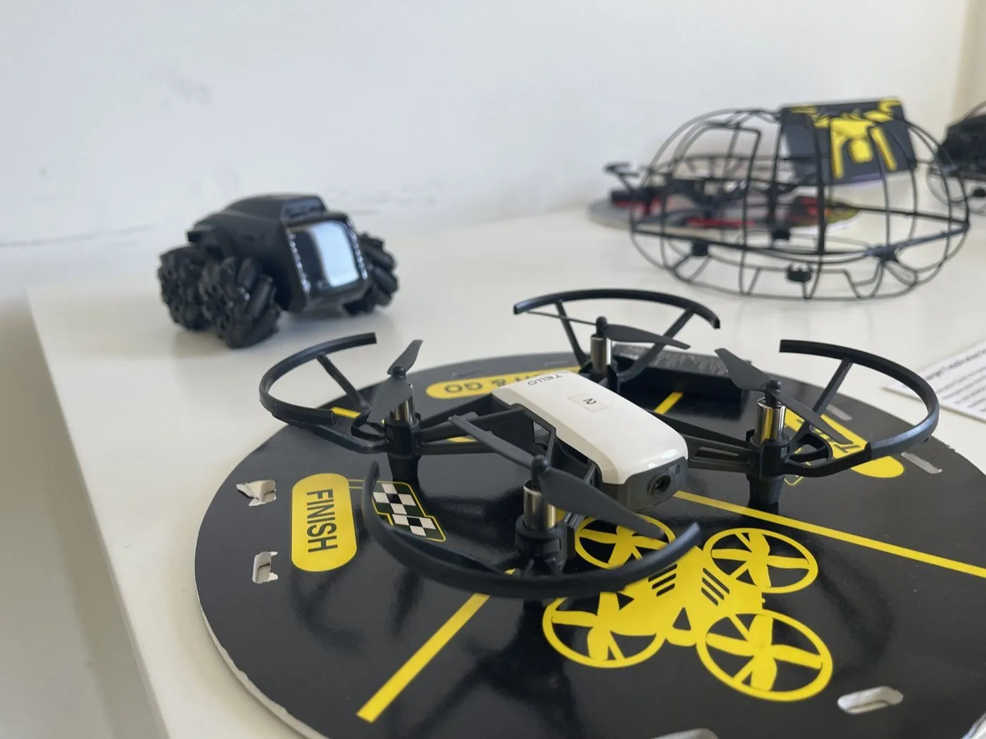 Drones à cage et piste de décollage