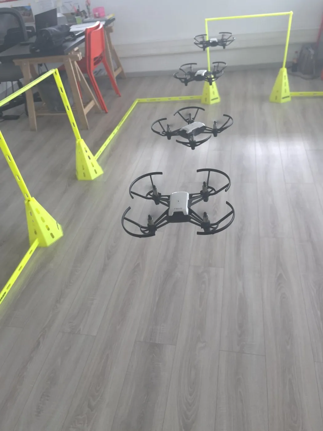 Drones franchissant les portes du parcours