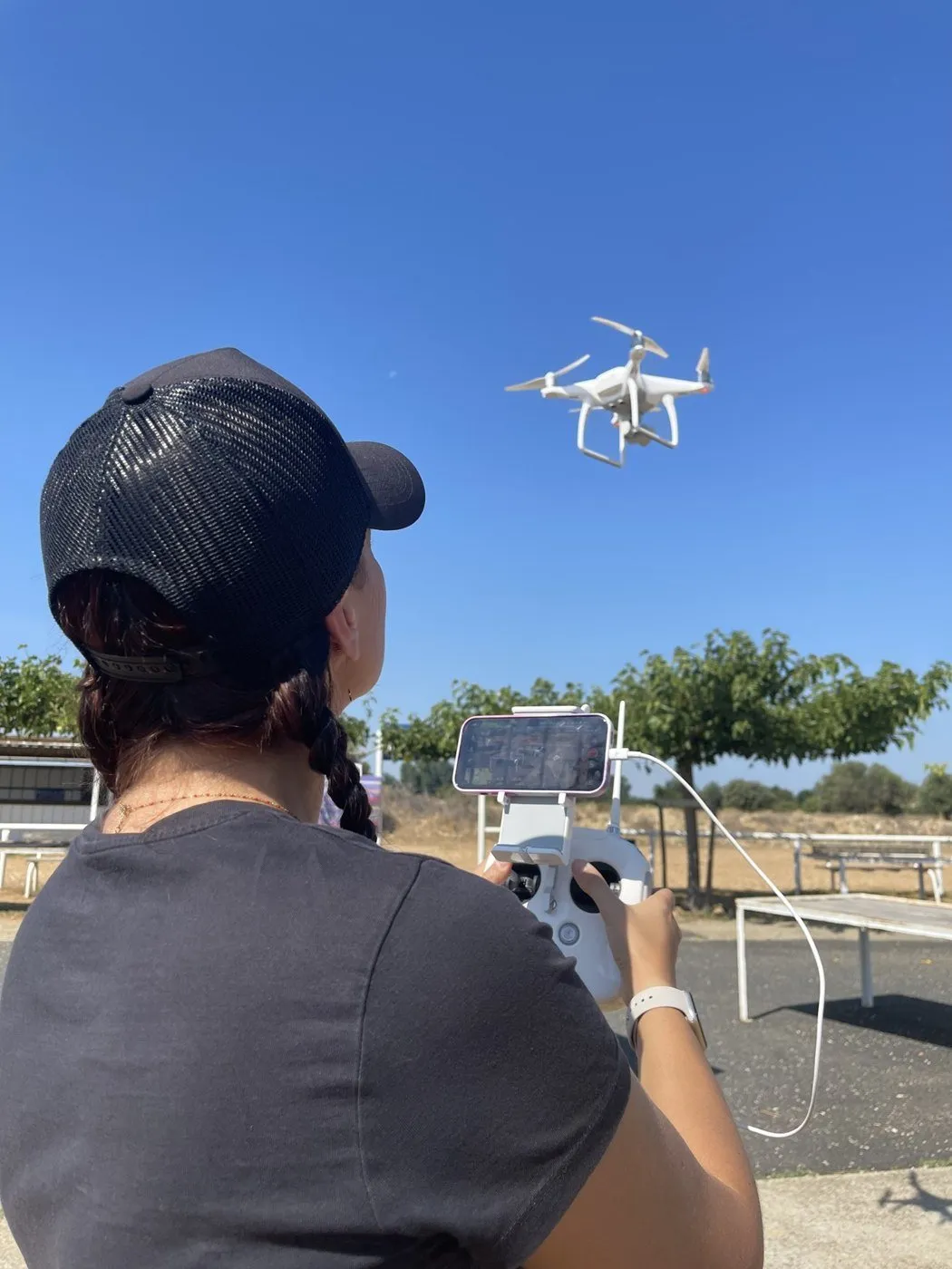 Participante aux commandes, drone en vol